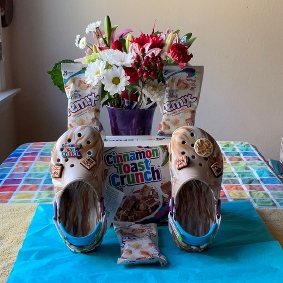 š„£ CROCS x CINNAMON TOAST CRUNCHš„£ NWT š„£ - Picture 3 of 16